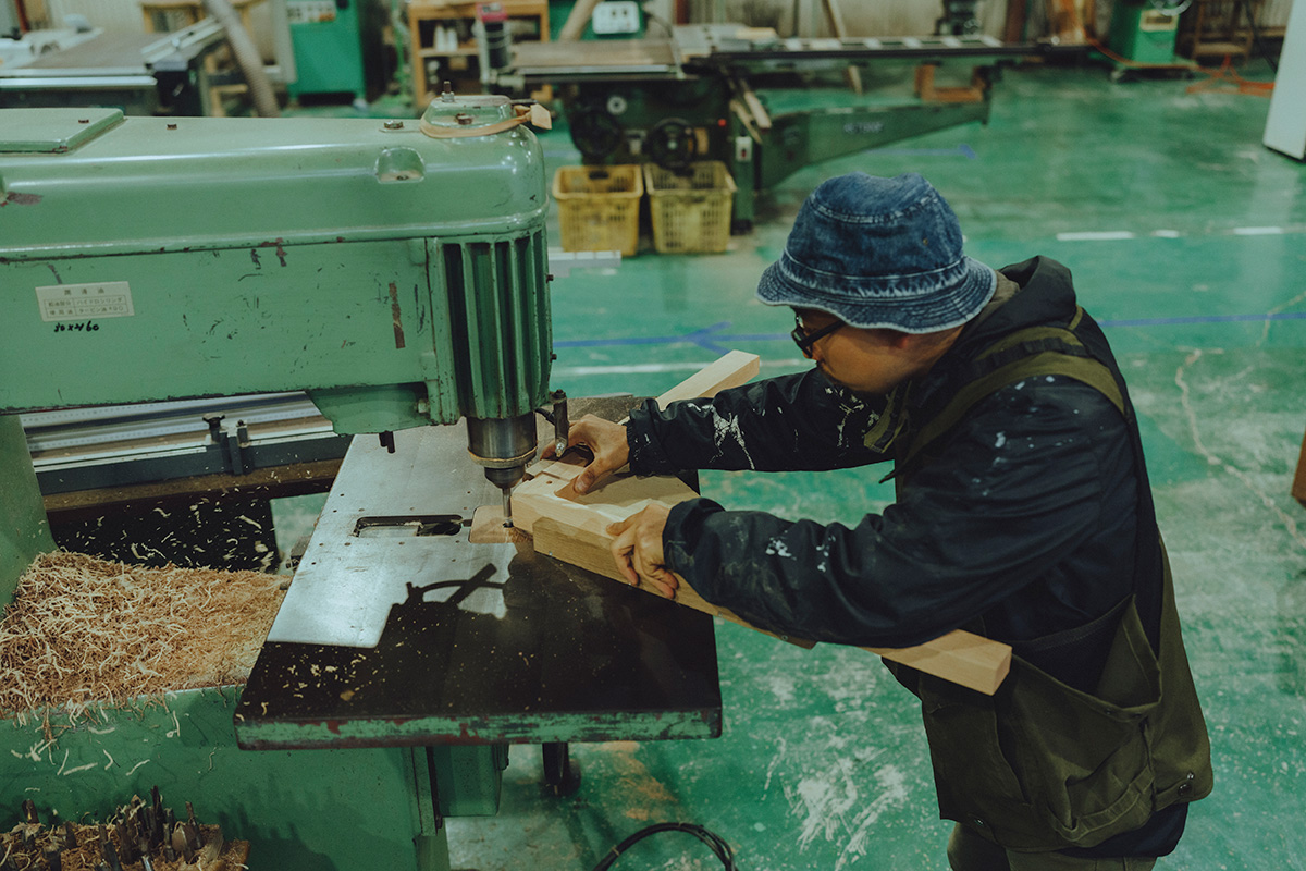 DENTOは広島の山あいにある額縁と家具の工房です