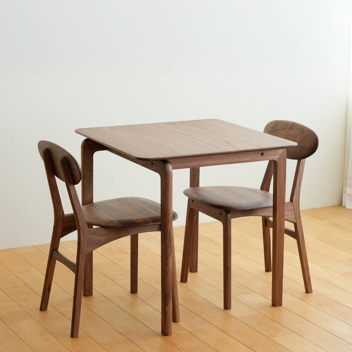 深みのあるウォールナットで、冬の食卓を温かく囲む