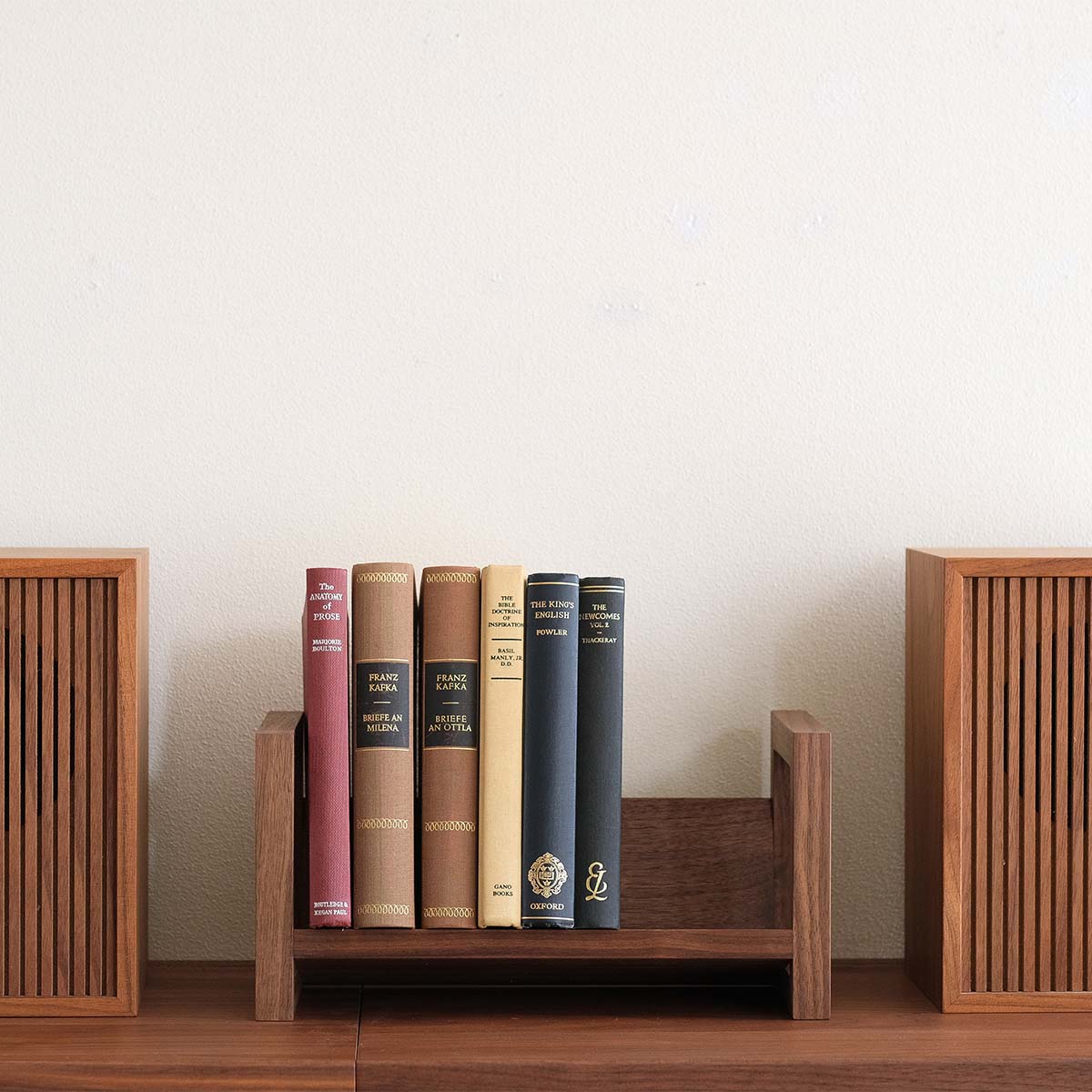 チェストやシェルフに飾るように置いても良し