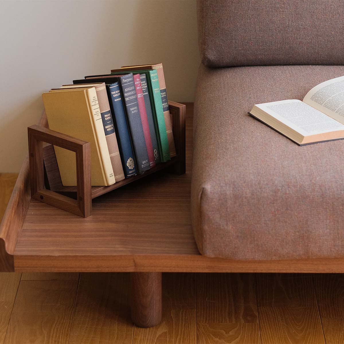 好きな場所で読書を楽しむ持ち運びできるブックラック