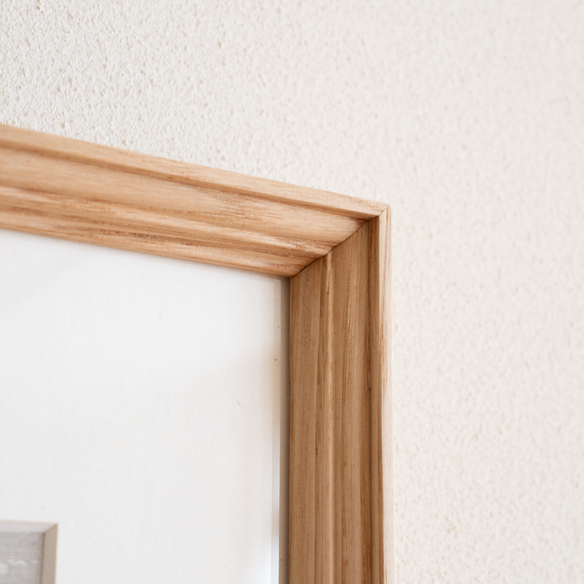 作品に合わせて選んだ、クリ材のフレーム