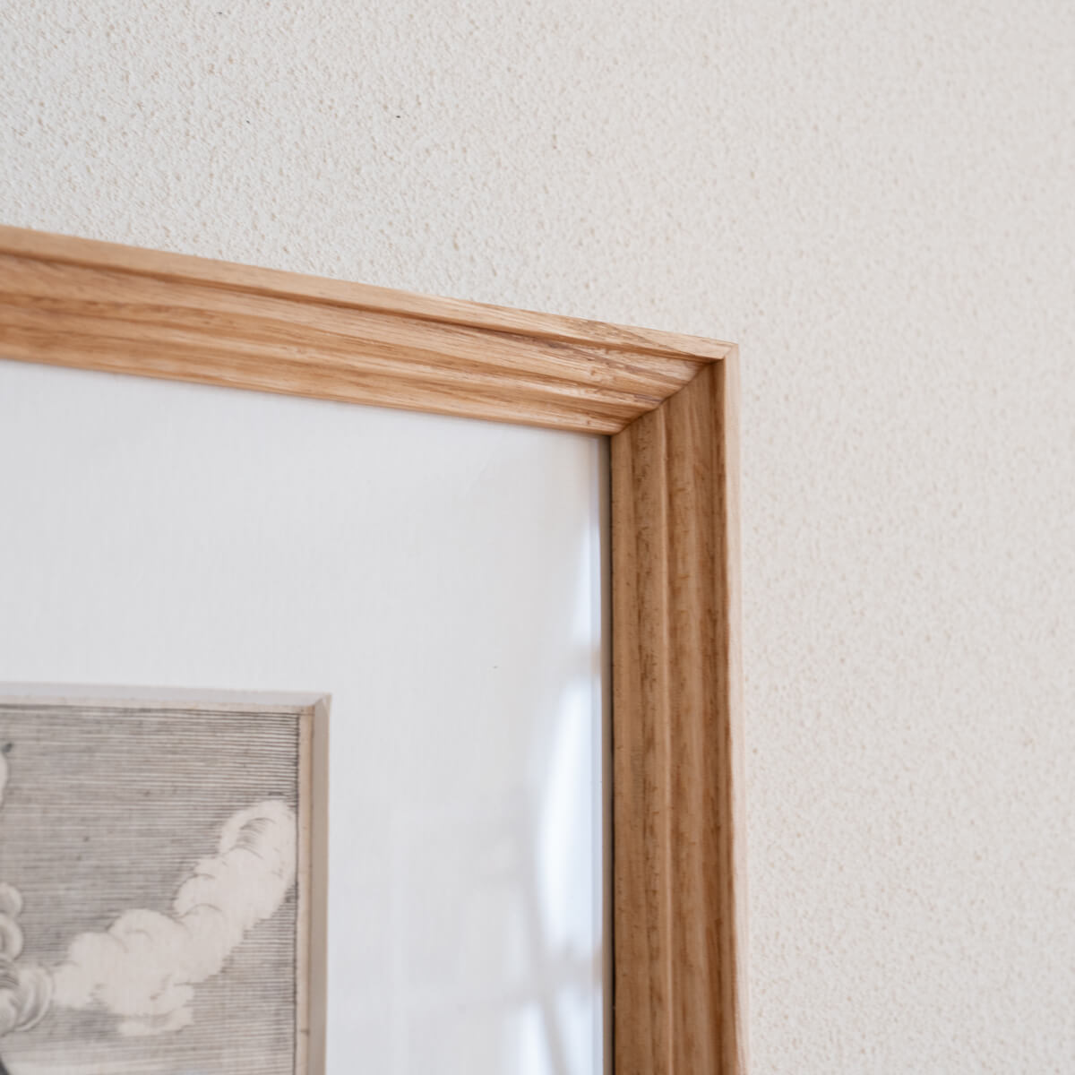 作品に合わせて選んだ、クリ材のフレーム