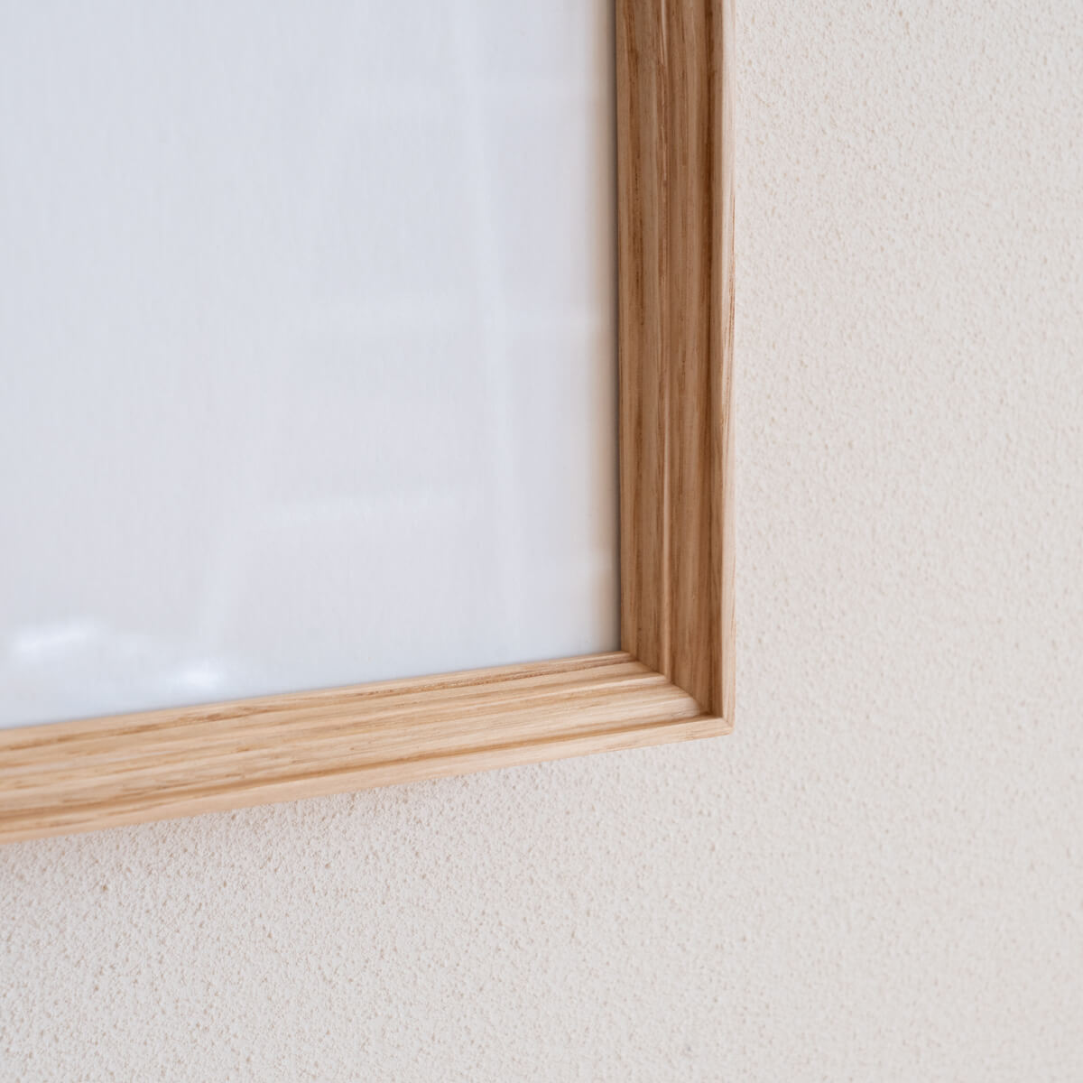 作品に合わせて選んだ、クリ材のフレーム