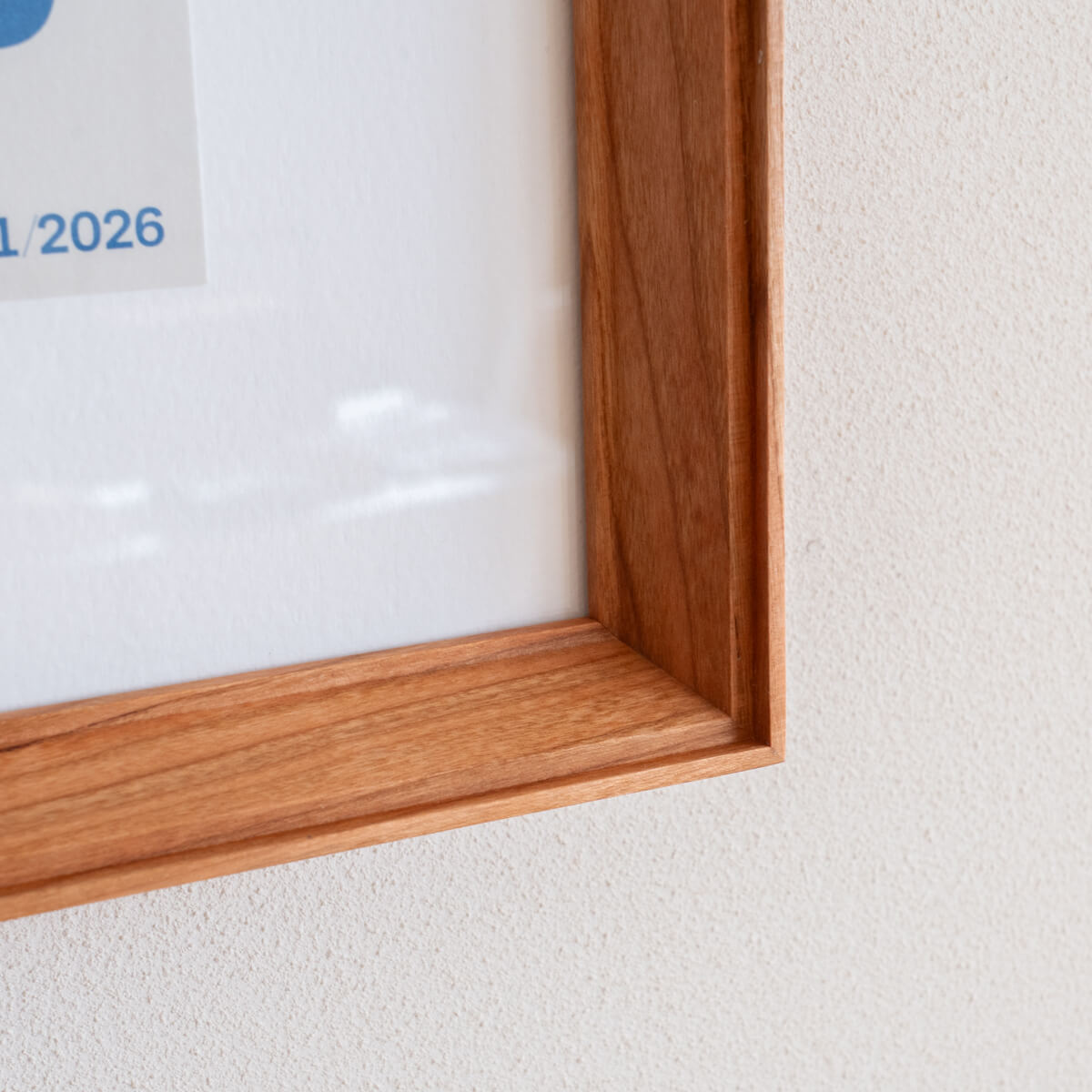 作品に合わせて選んだ、クリ材のフレーム