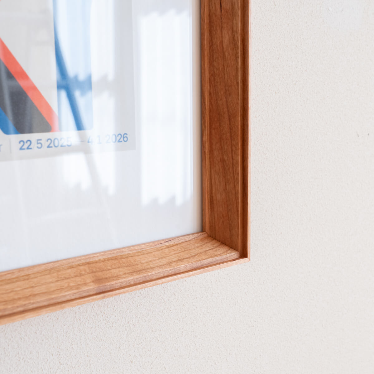 作品に合わせて選んだ、クリ材のフレーム