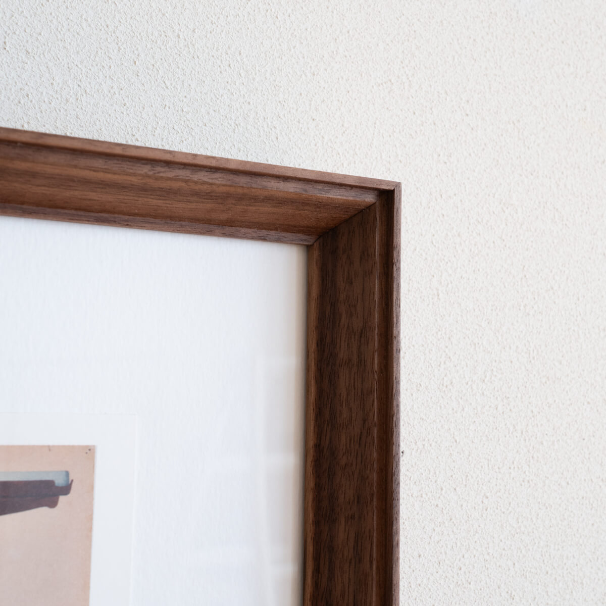 作品に合わせて選んだ、クリ材のフレーム