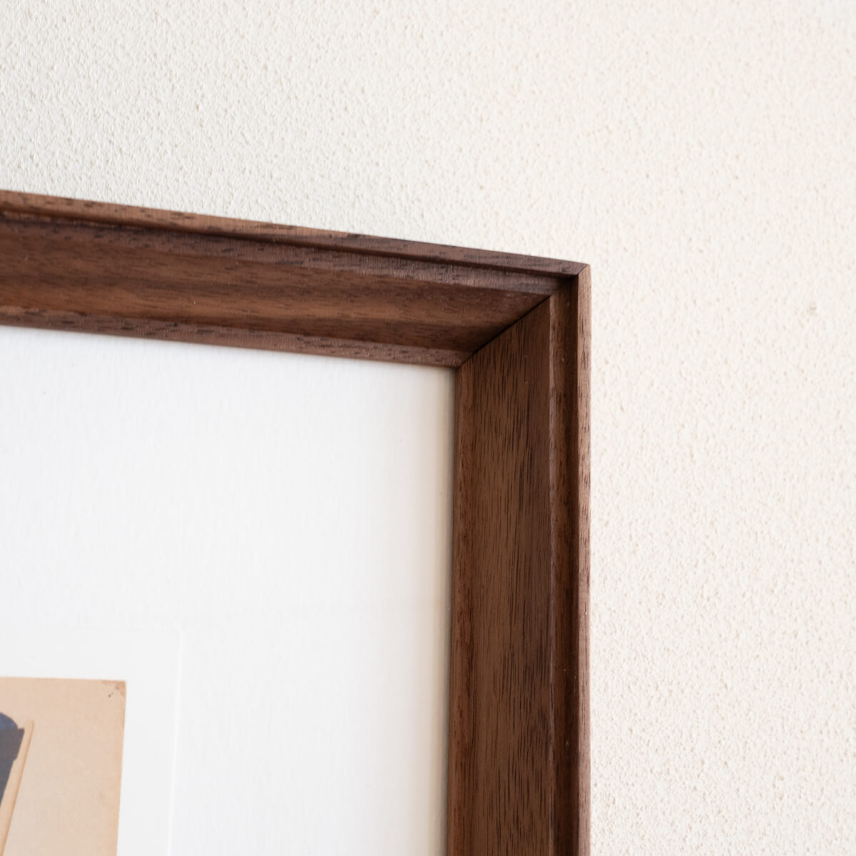 作品に合わせて選んだ、ウォールナット材のフレーム