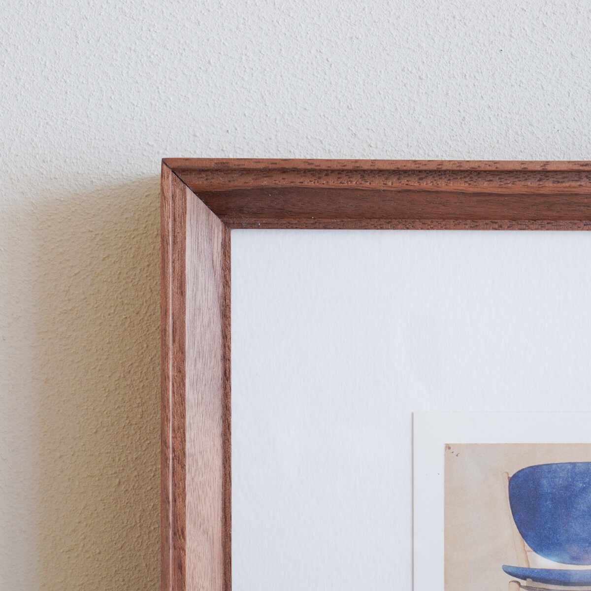 作品に合わせて選んだ、ウォールナット材のフレーム