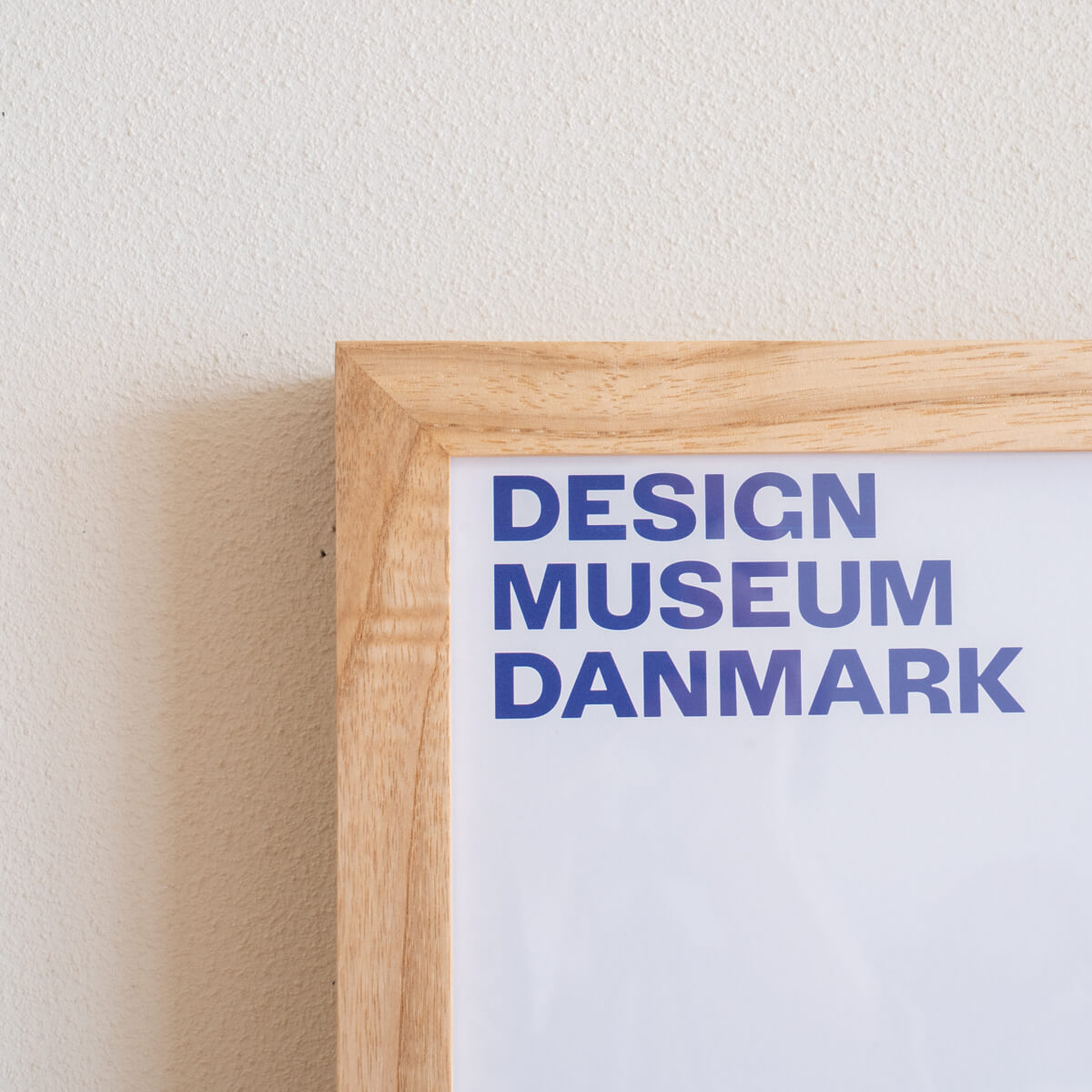 作品に合わせて選んだ、クリ材のフレーム