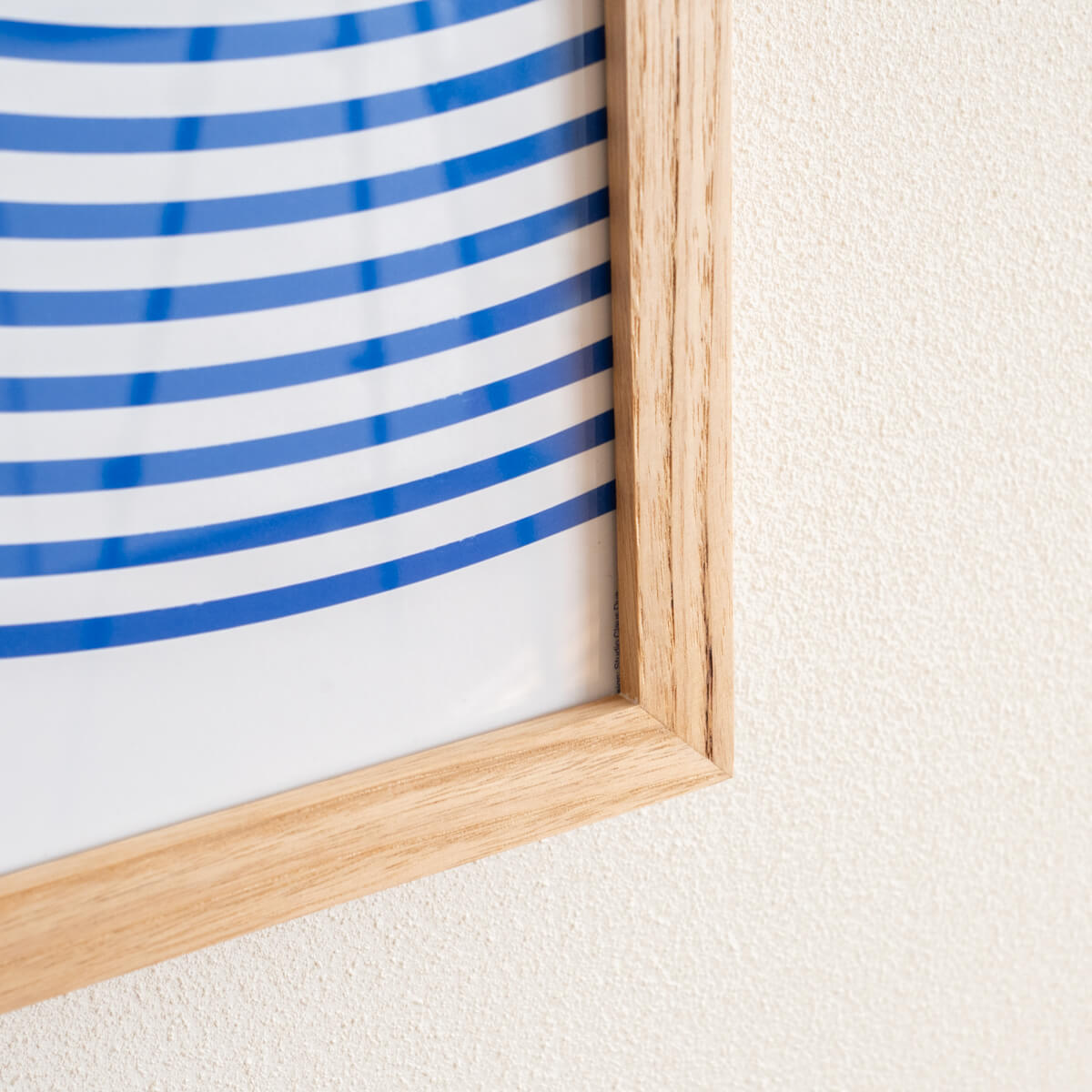 作品に合わせて選んだ、クリ材のフレーム