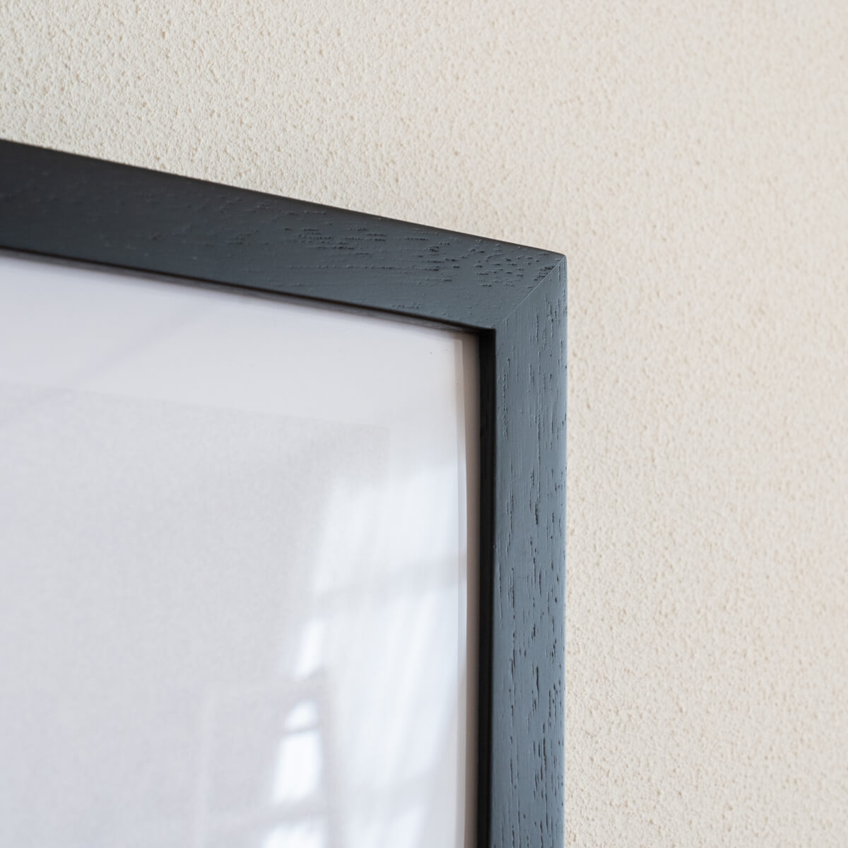 作品に合わせて選んだ、ブラック塗装のSANOフレーム