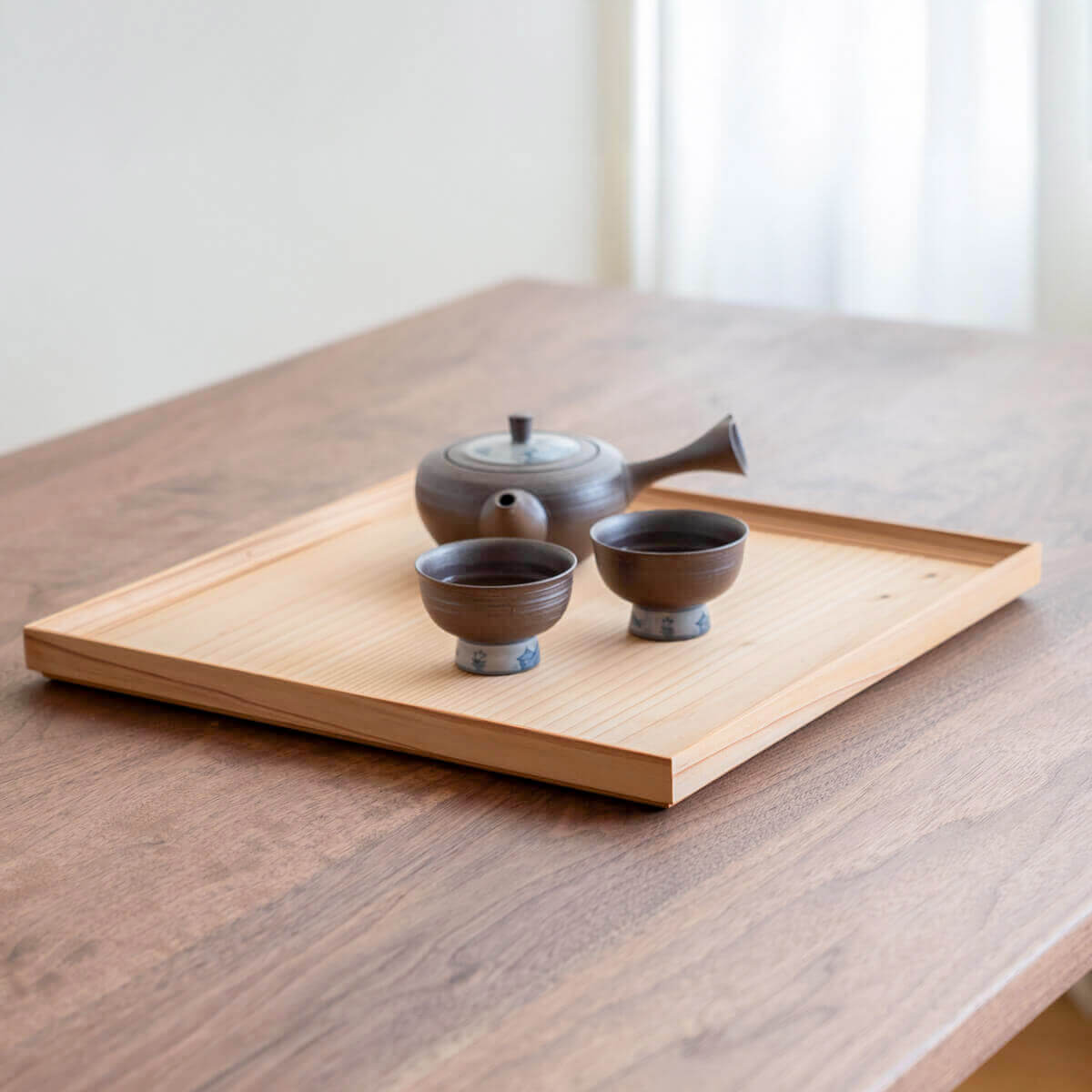 柔らかな木目が優しい、無垢の杉材で仕上げた正方形のトレイ