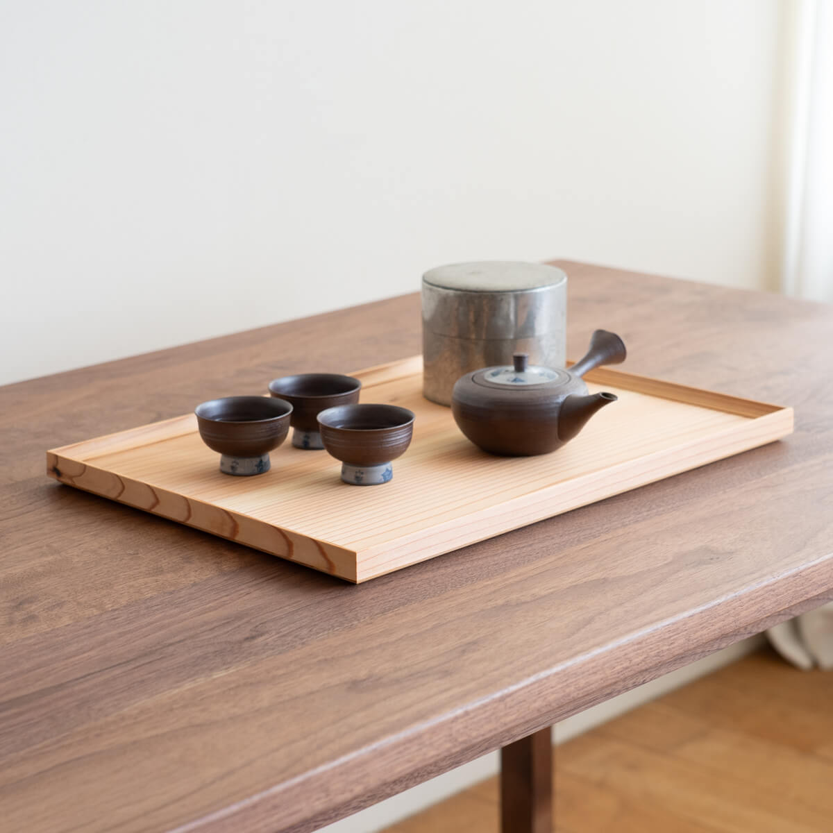 柔らかな木目が心地よい、無垢の杉材で仕上げた長方形のトレイ