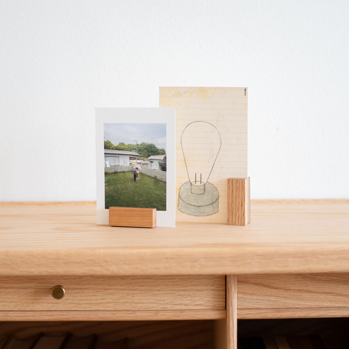 無垢材の風合いを楽しむ、ミニマルなポストカードホルダー