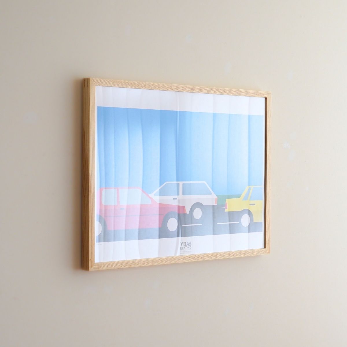 青空とポップな車が描かれた、オピーの『Cars』