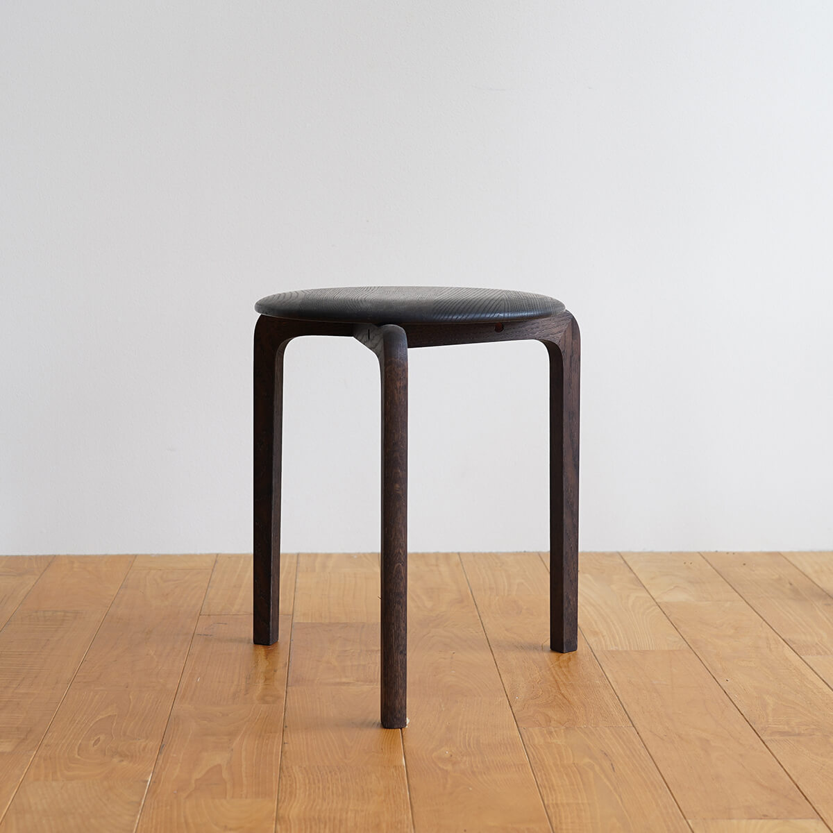 【アウトレット】LISCIO Stool 3本脚　オーク/鉄媒染