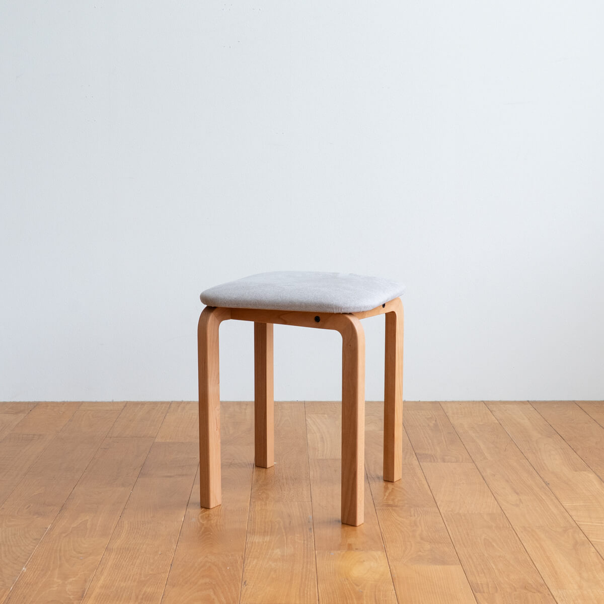 【アウトレット】COCCO Stool (Cloth) 　材：チェリー/生地：ラムース（アイボリー）