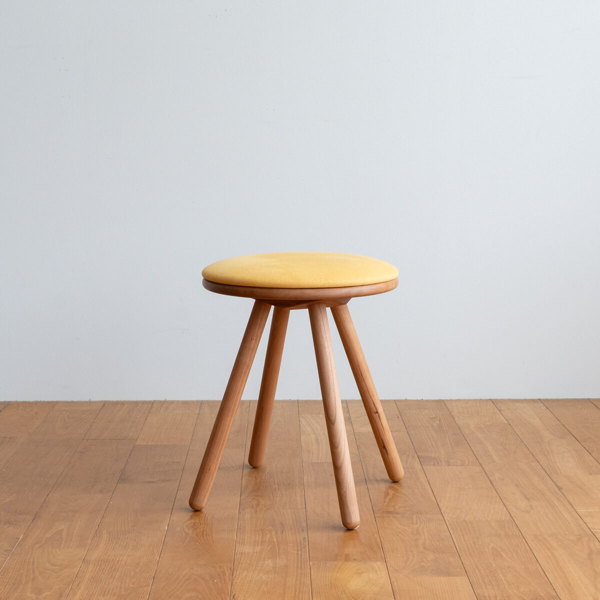 【アウトレット】ES Circle Stool チェリー/生地：ラムース（イエロー）