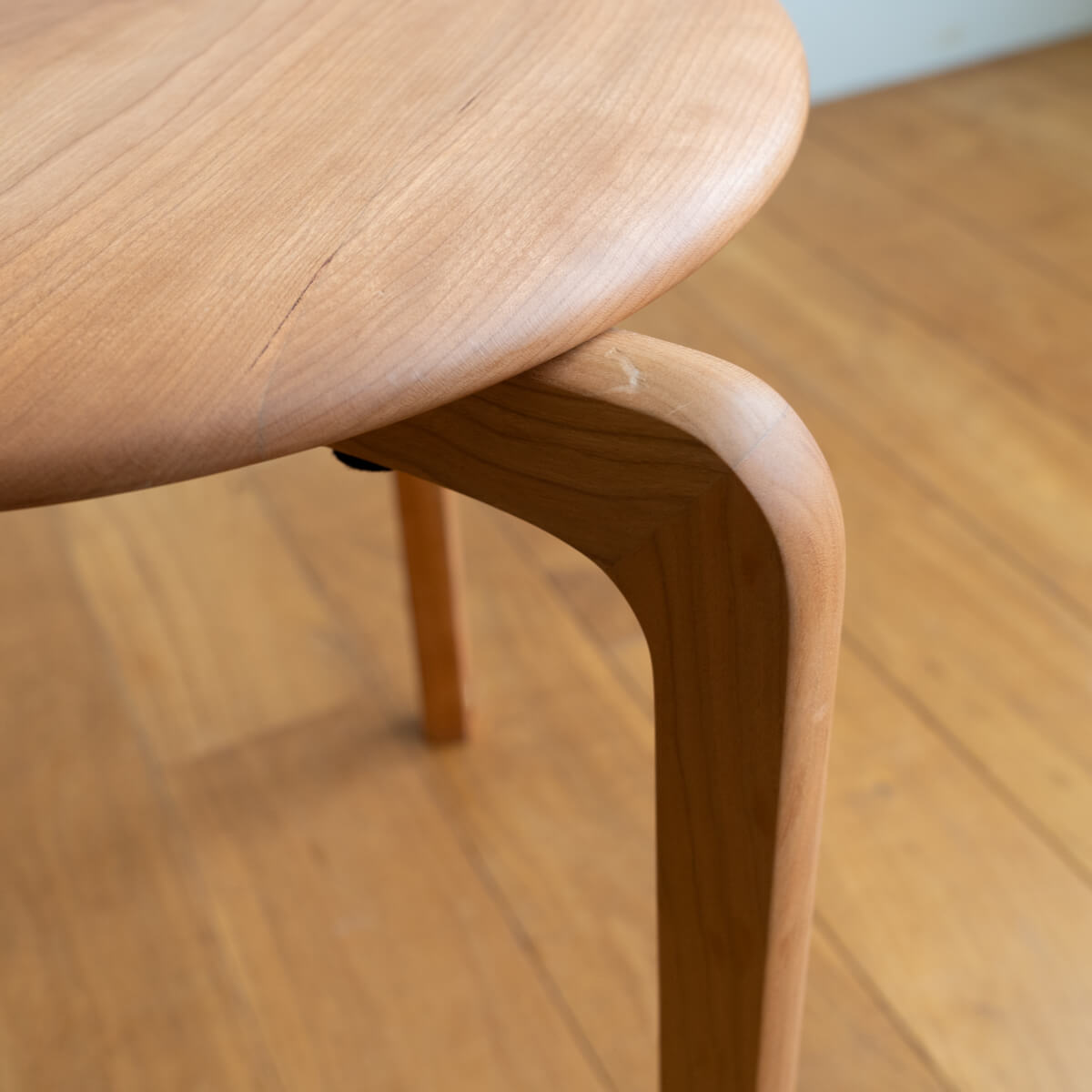 【アウトレット】LISCIO Stool 3本脚チェリー