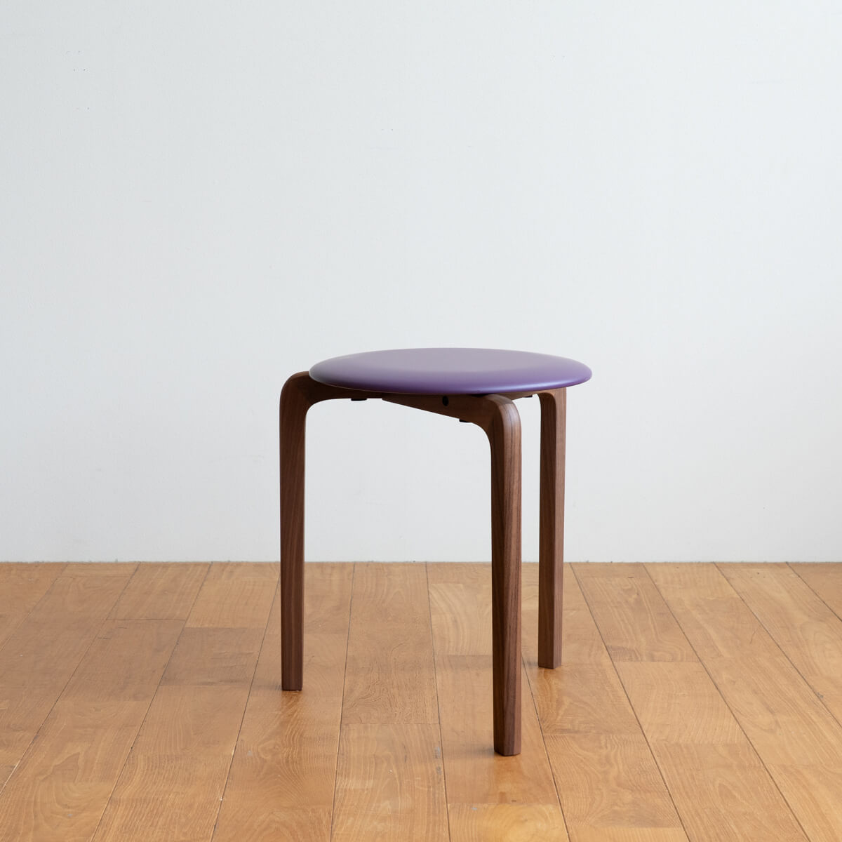 【アウトレット】LISCIO Stool 3本脚/脚：ウォールナット　座面：パープル