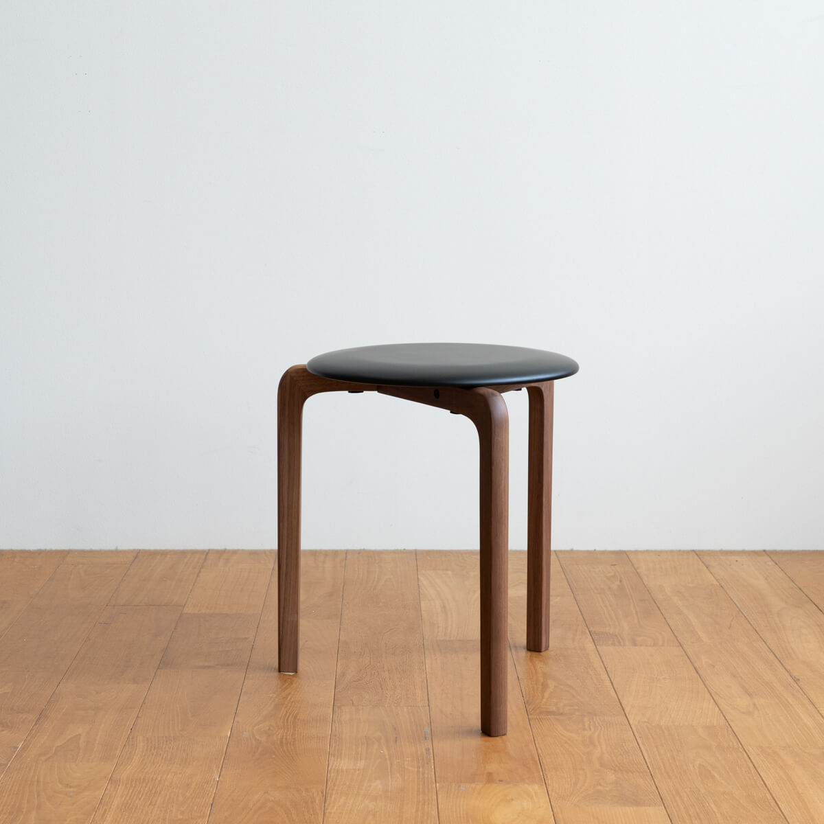【アウトレット】LISCIO Stool 3本脚/脚：ウォールナット　座面：ブラック