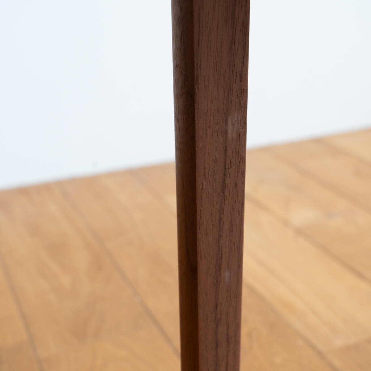 【アウトレット】LISCIO Stool 3本脚/脚：ウォールナット　座面：ボルドー