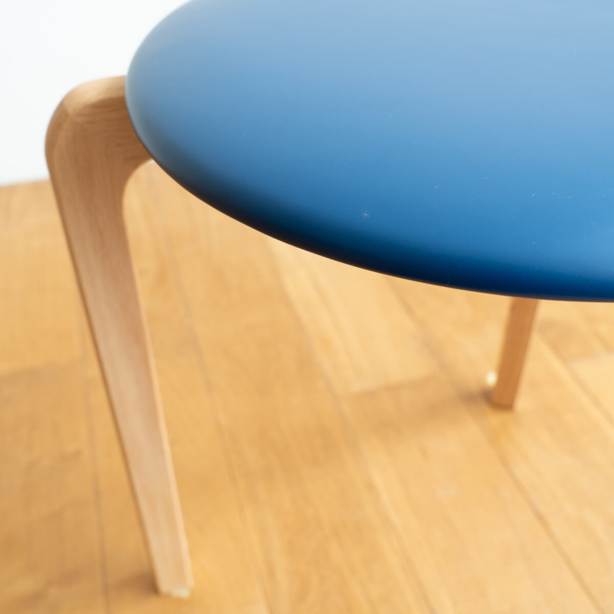 【アウトレット】LISCIO Stool 3本脚/脚：OAK　座面：ネイビー