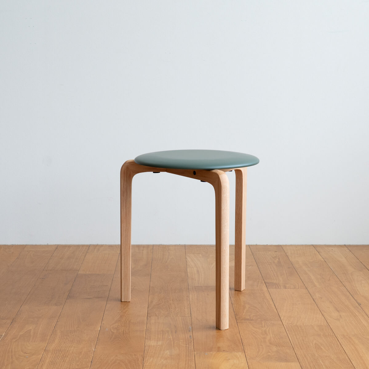 【アウトレット】LISCIO Stool 3本脚/脚：OAK　座面：ボルドーグリーン