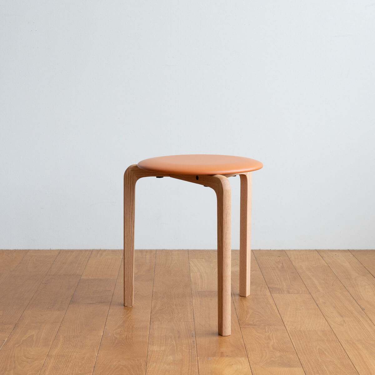 【アウトレット】LISCIO Stool 3本脚/脚：OAK　座面：コーラル