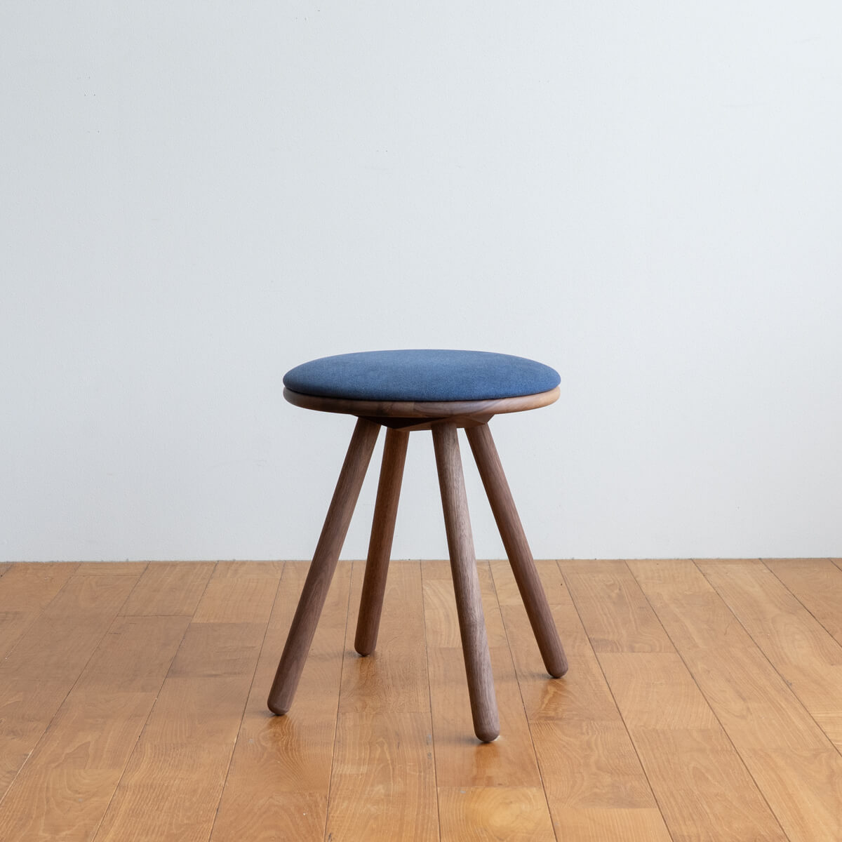 【アウトレット】ES Circle Stool ウォールナット/生地：ラムース（ディープブルー）