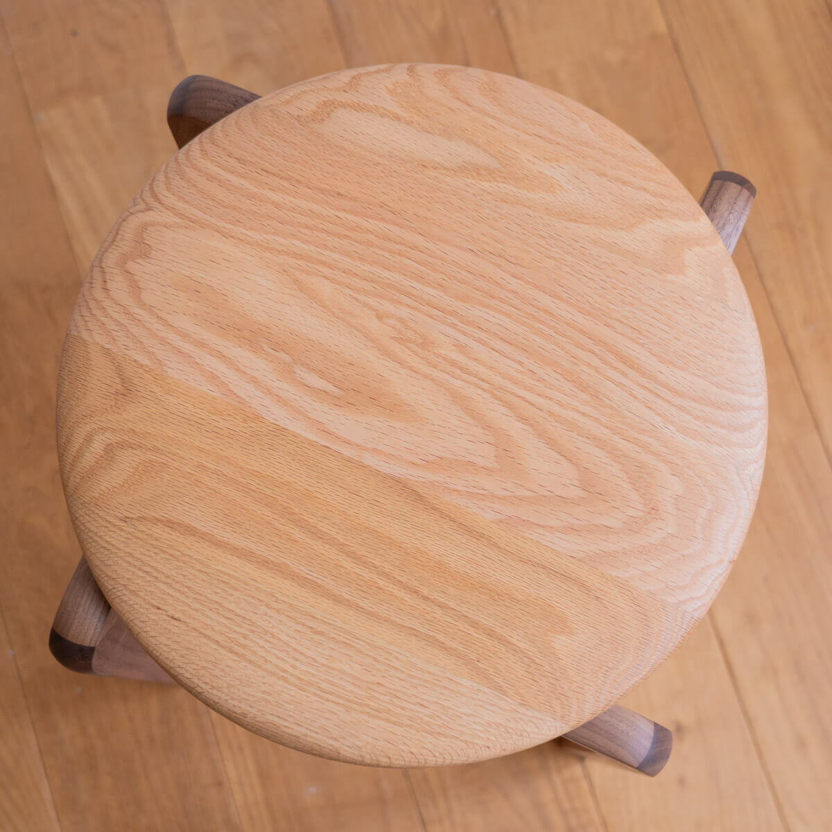【アウトレット】LISCIO Stool 3本脚座：オーク　脚：ウォールナット