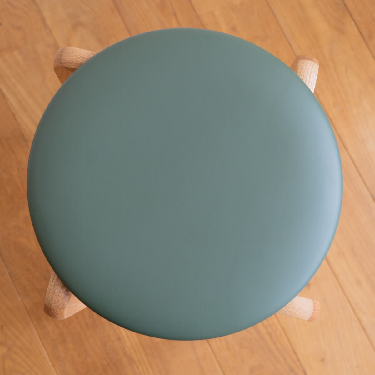 【アウトレット】LISCIO Stool 3本脚座：オーク　脚：ウォールナット