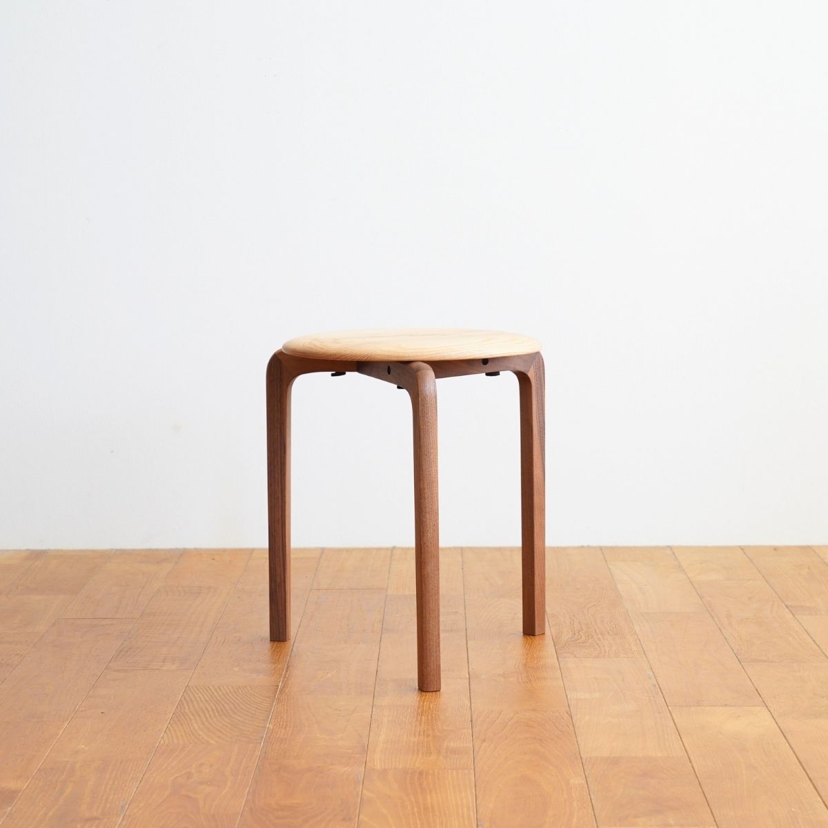 【アウトレット】LISCIO Stool ３本脚　木脚：ウォールナット / 座面：オーク