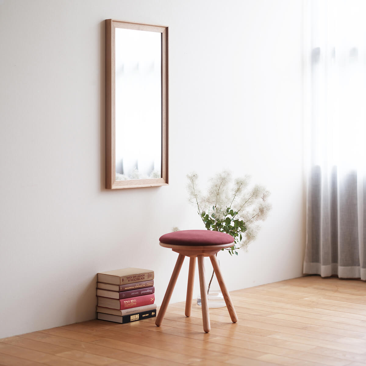 お部屋を明るく広々と。光を誘うミラーと、軽やかなスツールのセット