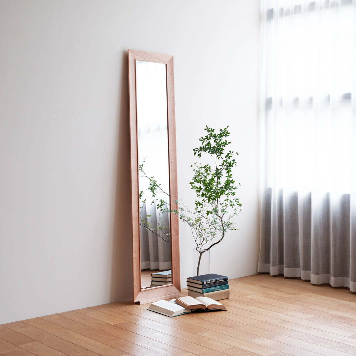 老舗額縁メーカーが作る、シンプルな鏡