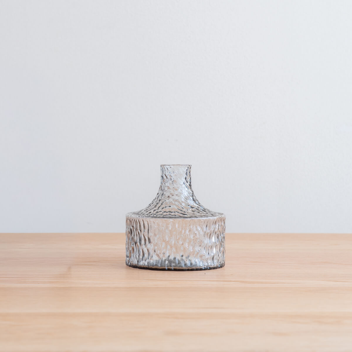 一輪の花を、そっと窓辺に。120余年の歴史が紡ぐ、手仕事のベース