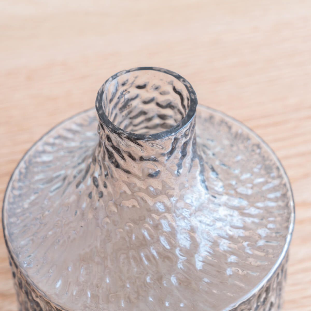 穏やかなグレーが描く、光と影の美しい表情