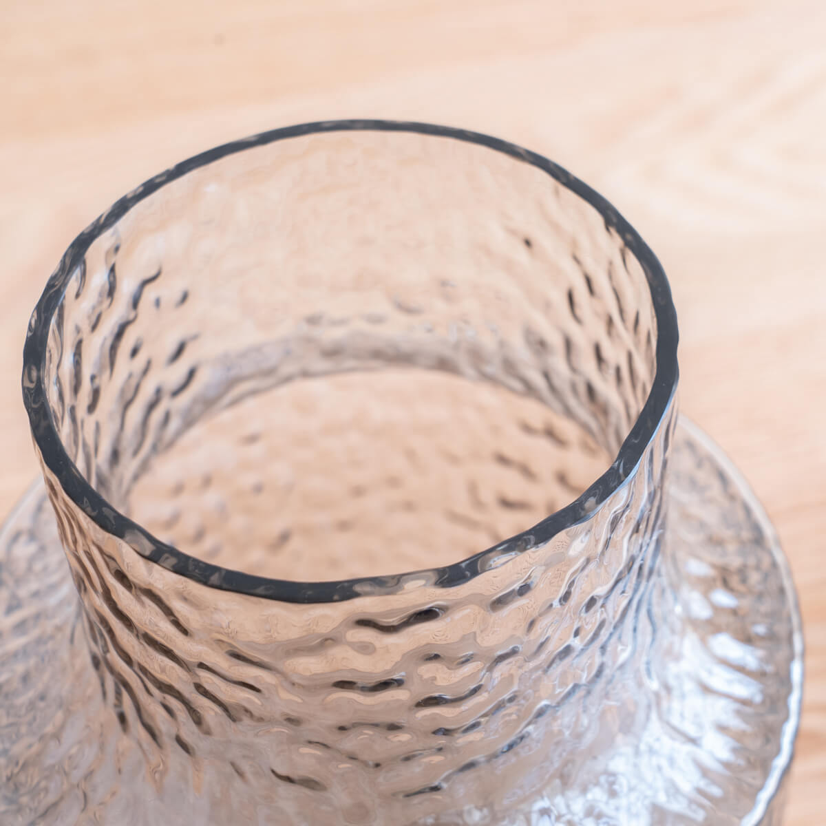 穏やかなグレーが描く、光と影の美しい表情