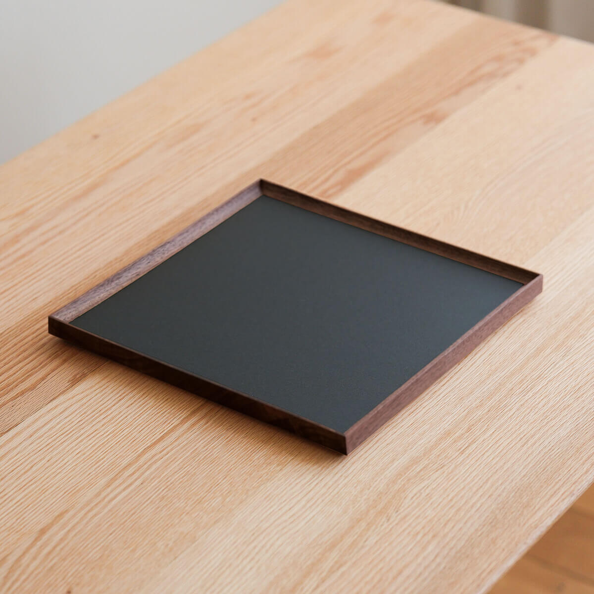 ティータイムを彩る、愛らしい正方形の重なり