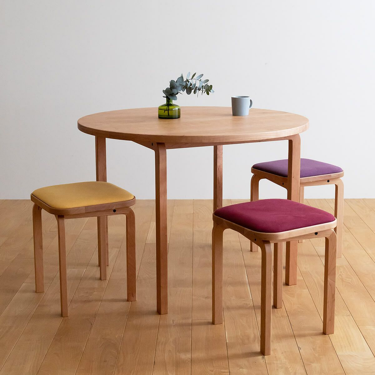 家族の会話が自然と弾む、優しい丸みのダイニング